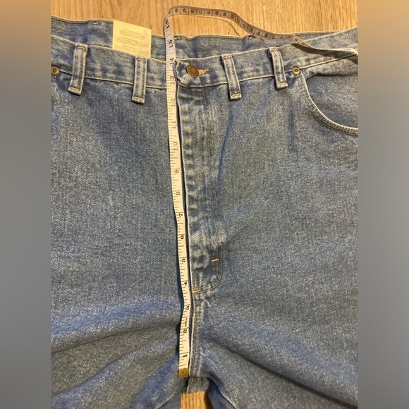 Wrangler Rugged Wear Medium Light Denim Jeans - Relaxed Fit 44W (43) x 30 L - Picture 4 of 10
